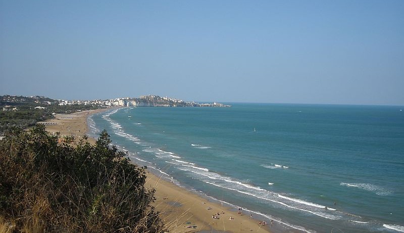 La famosa spiaggia sabbiosa di Vieste di fronte al Villaggio Sabbiadoro