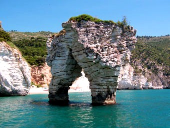 Villaggio Sabbiadoro in Puglia
VIESTE scogli e faraglioni nel mare