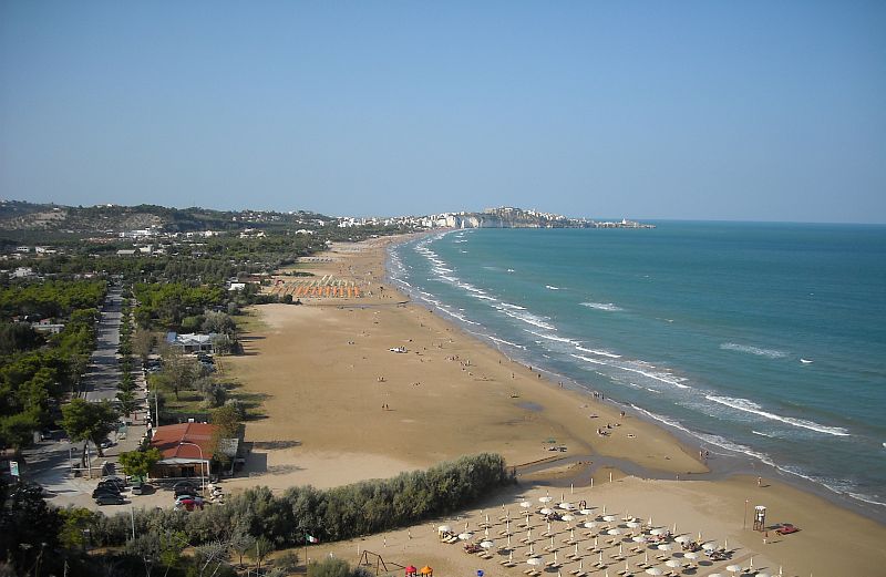La magnifica spiaggia sabbiosa di Vieste, di fronte al nostro Villaggio Sabbiadoro